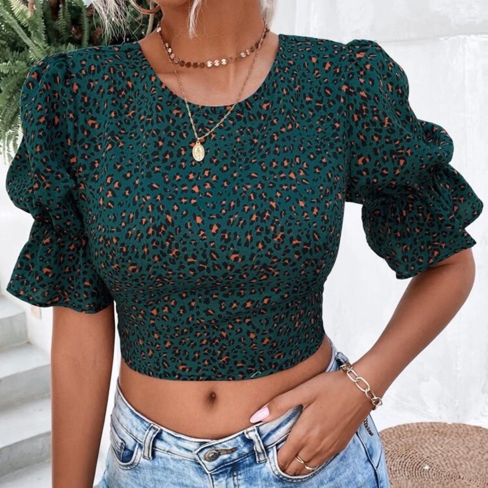 *NEW WITHOUT TAGS* SHEIN Random Allover Print Flounce Sleeve Crop Blouse